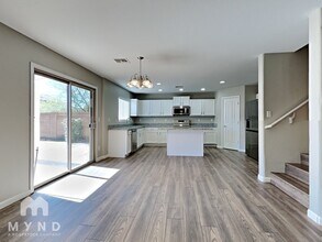 Building Photo - 1661 E Christopher St