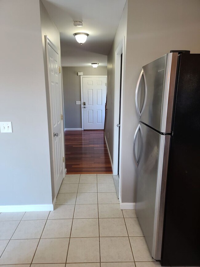 Building Photo - 3 Bedroom 2 1/2 bath end unit Townhome for Rent in Waynesboro