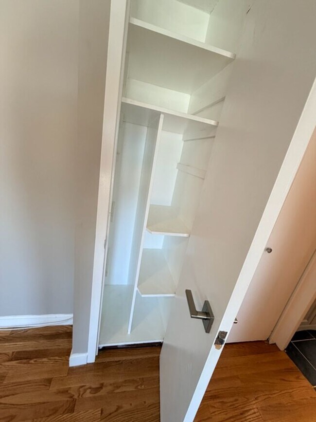 Building Photo - Avl NOW No Fee! Updated, sunny 1BR in Cushing Sq Belmont!