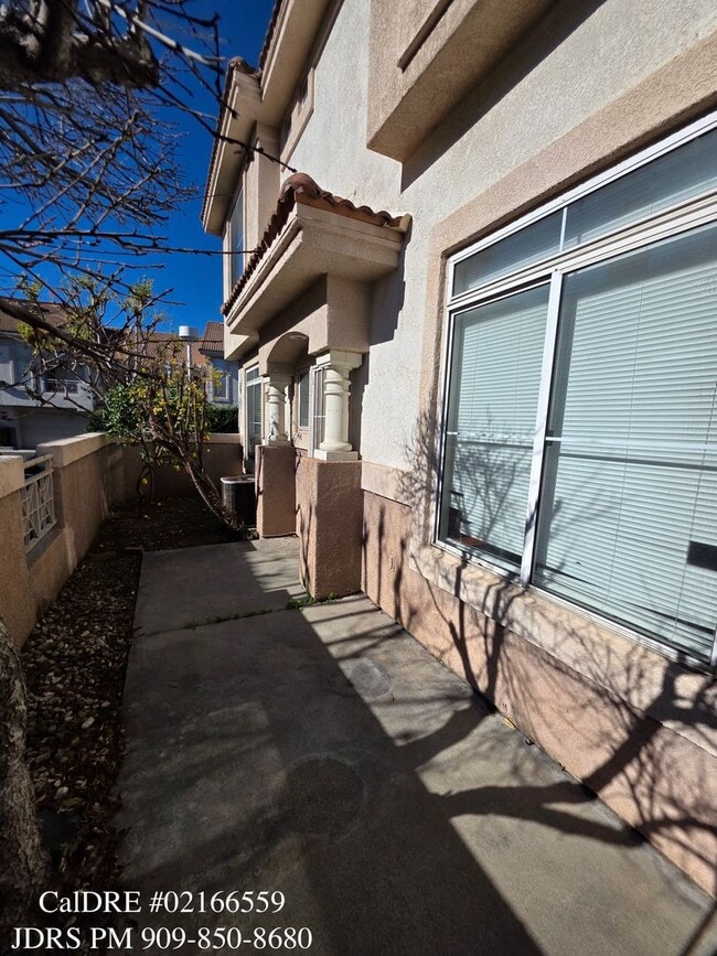 Building Photo - Ontario 3 Bedroom Condo