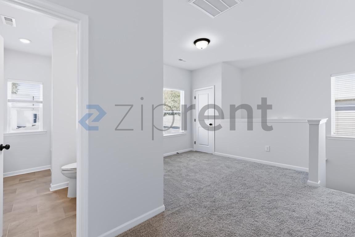 Building Photo - Unit
