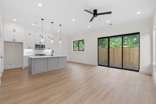 Building Photo - 6131 Pacific Frst Dr