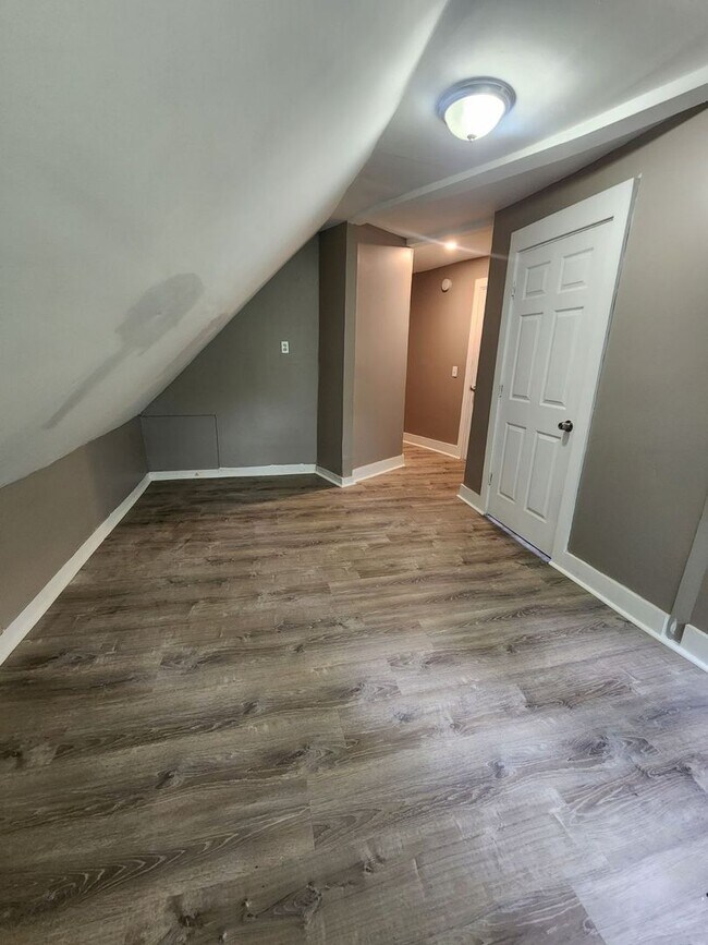 Building Photo - FIVE Bedroom Single Family Home!