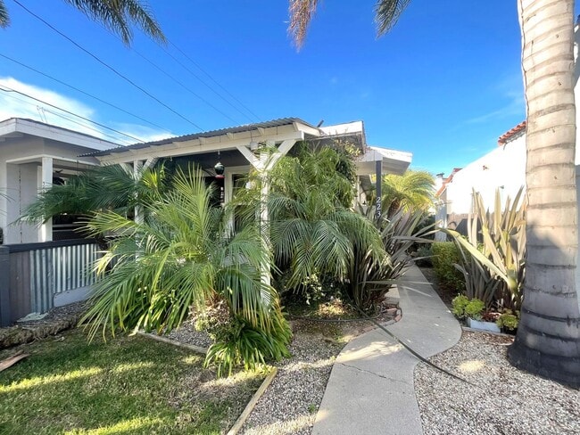 Building Photo - Quaint Midtown Ventura Duplex w/Many Upgra...