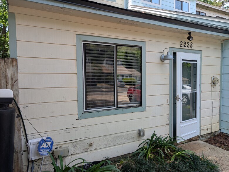 Combination bolt lock ok door and ADT equipped. - 2228 Sandpiper St