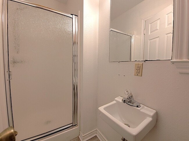 Building Photo - Welcome to this charming 2 bedroom, 2 bathroom home in Henderson, Texas!