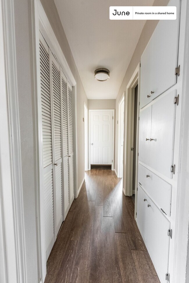 Building Photo - Private bedroom in 3 bed/2 bath Home