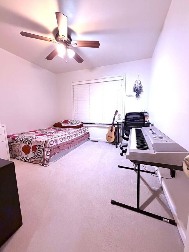 Building Photo - 3 Bedroom Townhome in Mechanicsburg