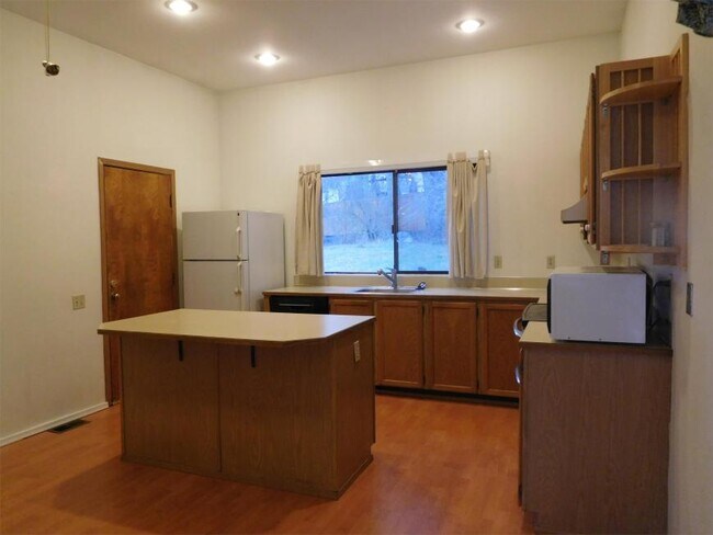 Building Photo - 3 bedroom in Renton WA 98058
