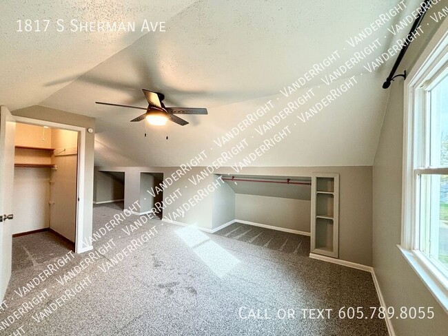 Building Photo - Charming Updated 2 Bedroom House!