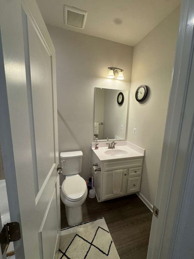 Building Photo - Biground