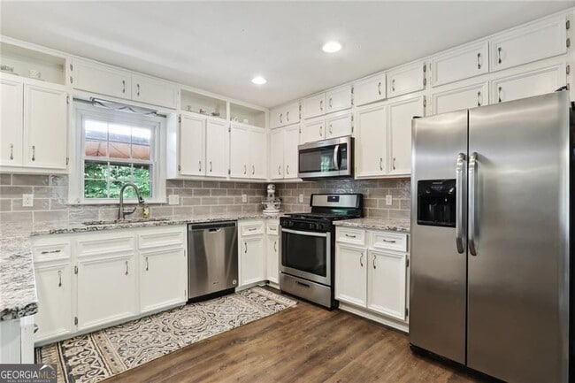 Building Photo - 1015 Castlewood Dr
