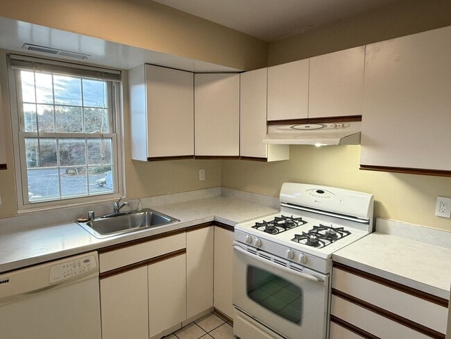 Building Photo - Third-Floor 2BR/1.5BA Condo Near I-695