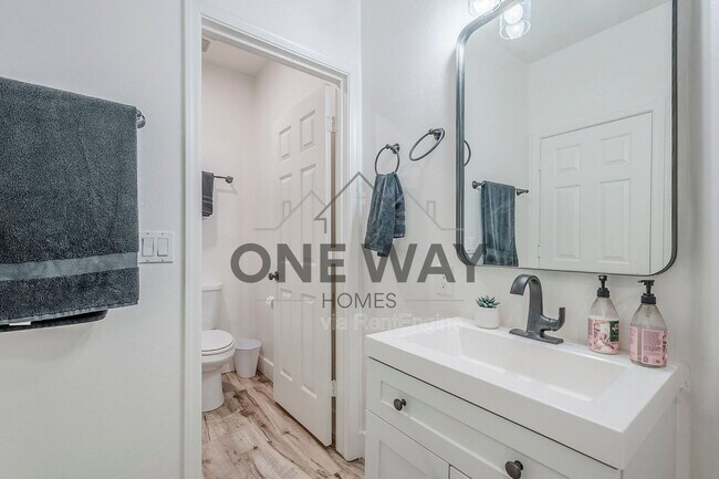 Building Photo - 760 N Swan Dr