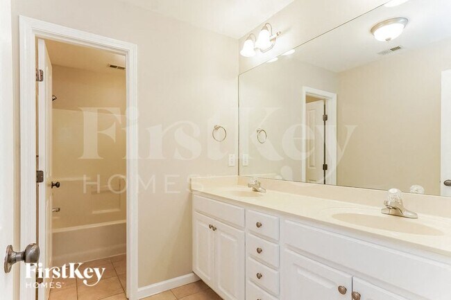 Building Photo - 2026 Laurel Lakes Ln