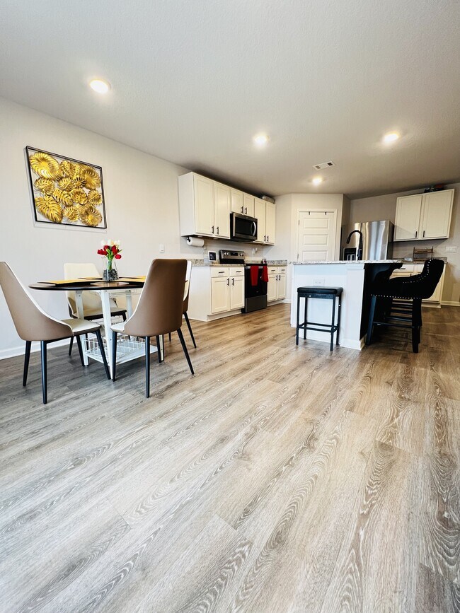 Building Photo - 603 Champ Trl