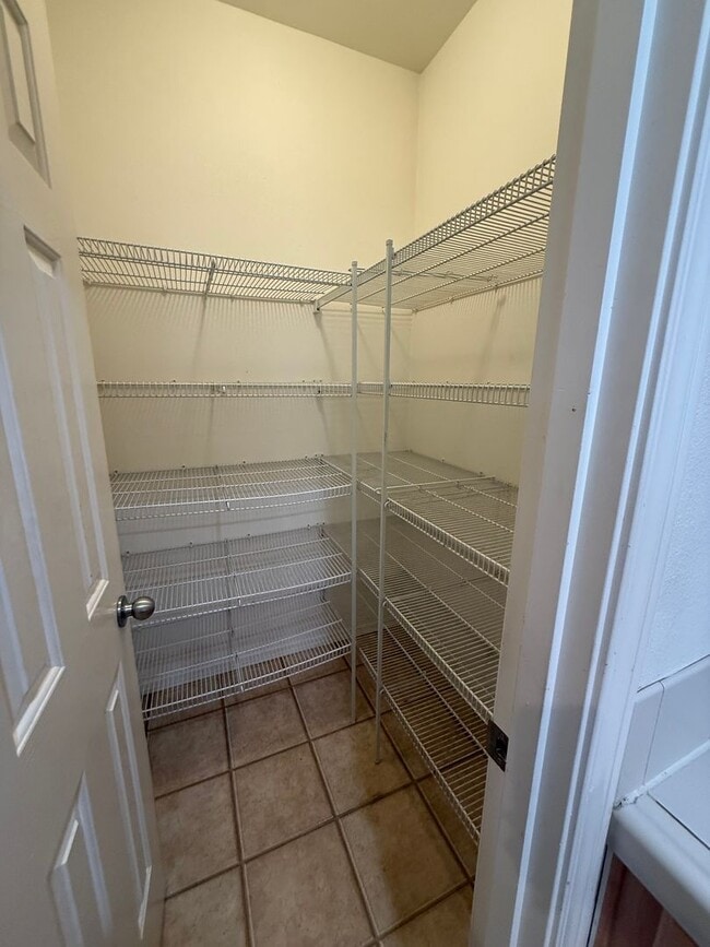 Building Photo - 3 Bed/2.5 Bath Single Family Home in River Canyon Estates - BRAND NEW CARPET