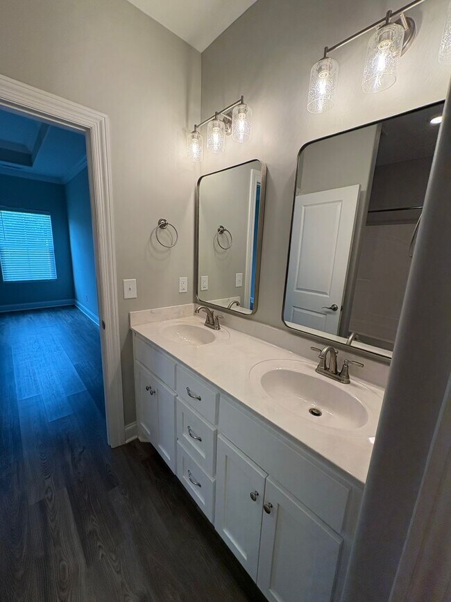 Building Photo - LUXURY TOWNHOME  IN THE CENTER OF MANCHESTER!