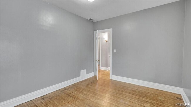 Primary Photo - 2528 Main St