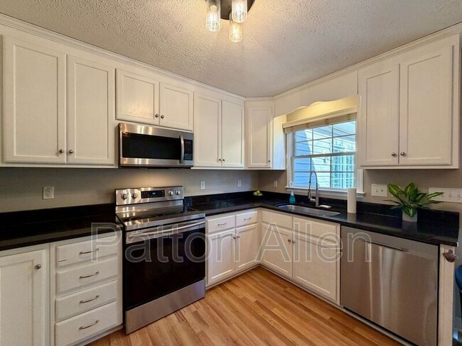 Building Photo - 689 New Haw Creek Rd