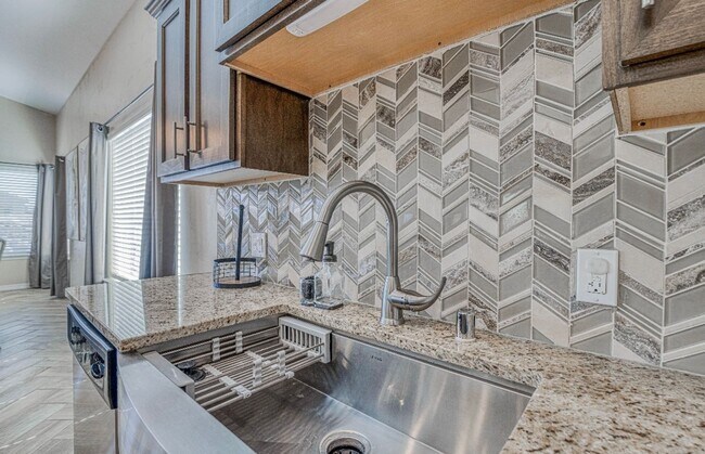 Building Photo - Eastside area for  Short or Long Term Rental(Completely Furnished) Beautiful 4 bed/2.5 baths