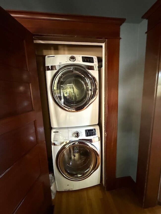 Building Photo - Furnished Craftsman Home - Pool, Entertain...