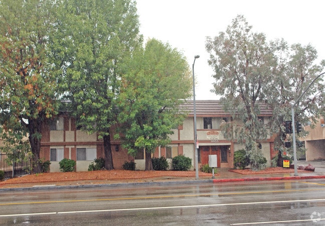 Building Photo - De Soto Place Apartments