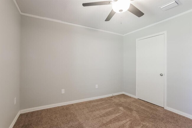 Building Photo - 15715 4 Leaf Dr