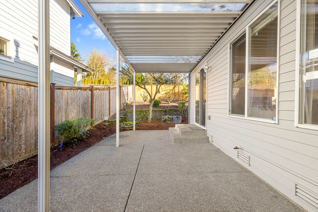 Building Photo - 824 Chelan Pl NE