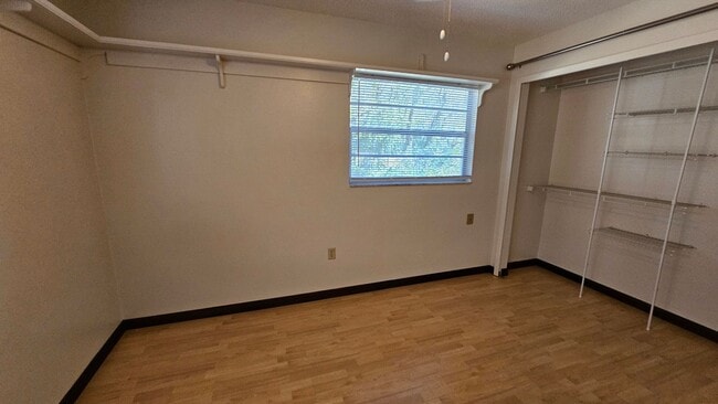 Building Photo - 3 bed, 2 bath 1 car garage
