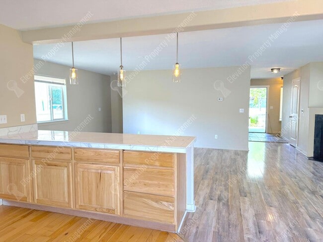 Building Photo - 3 BR home with fenced yard