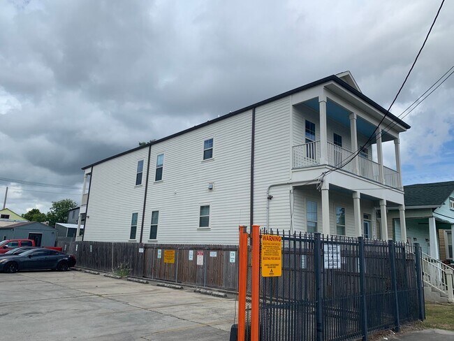 Building Photo - 2512 Valence St