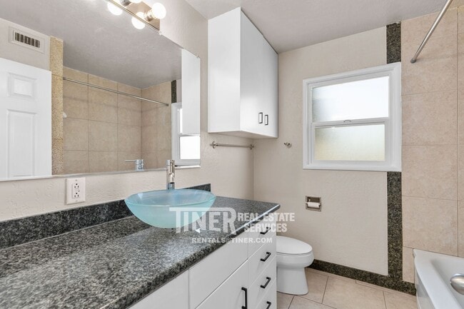 Building Photo - 2501 Laurence Ave