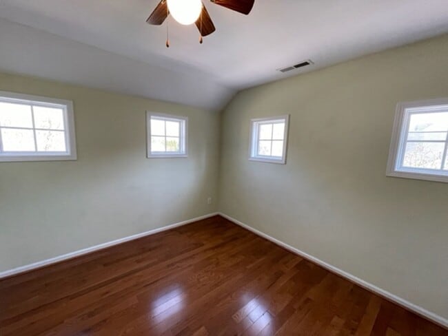 Building Photo - Amazing Hillsborough Home!
