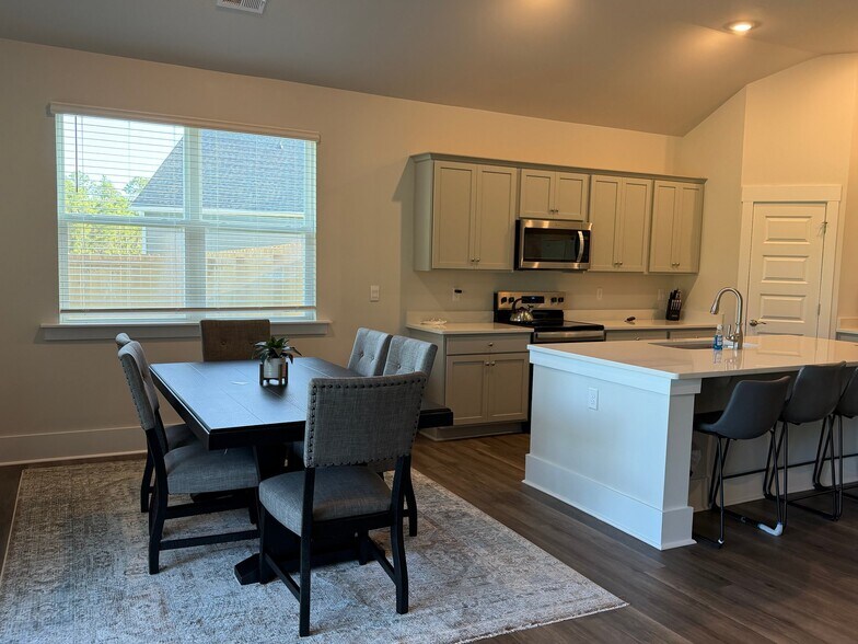 Building Photo - 5093 Roundhead Dr