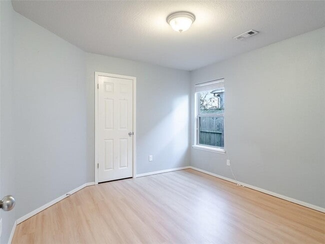 Building Photo - 904 SW Green World St