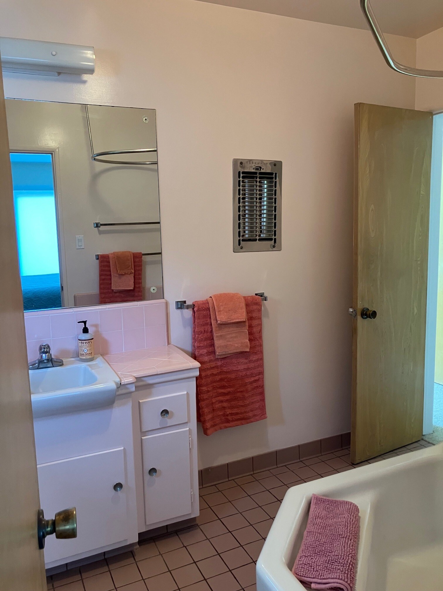 Pink Bathoom - 237 Notteargenta Rd