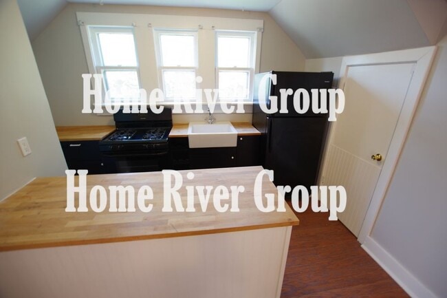 Building Photo - Hyde Park Carriage House 1  BR 1 BA