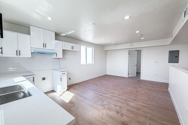 Building Photo - 423 E 31st St