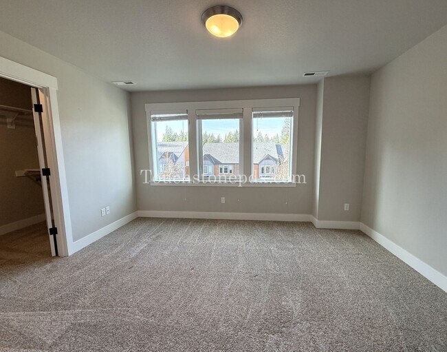 Building Photo - Charming 3 Bed, 2 Bath Townhome with Garage in Beautiful Sandy