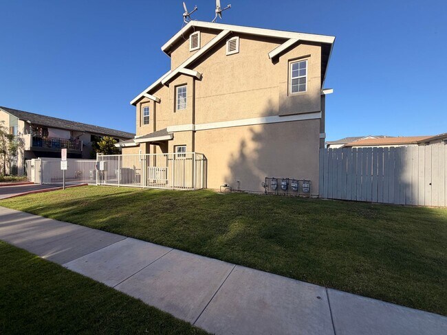 Building Photo - Spacious 3 bedroom w/ attached 2 Car Garage For Rent!