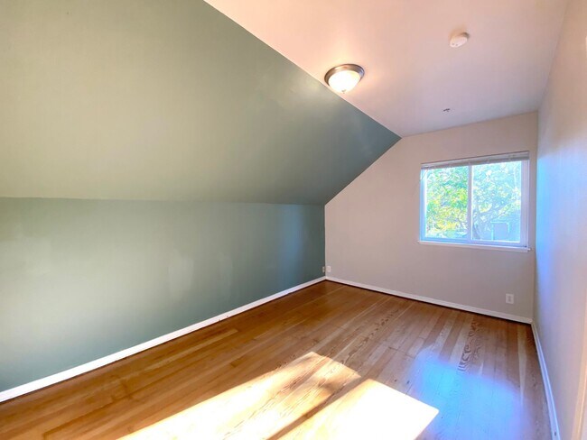 Building Photo - 3 Bedroom 2 Bath - City Compound - A Must ...