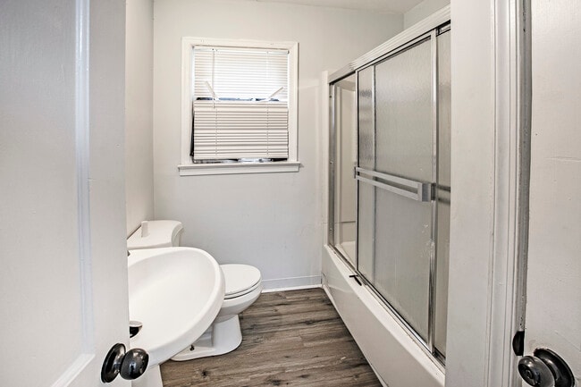 Building Photo - 16 W Linden Ave