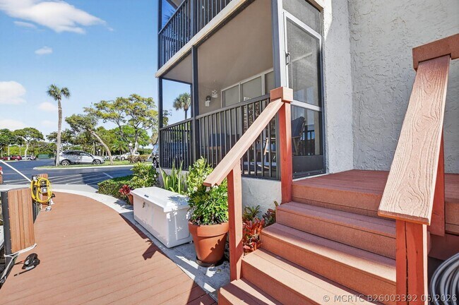 Building Photo - 8 Royal Palm Way