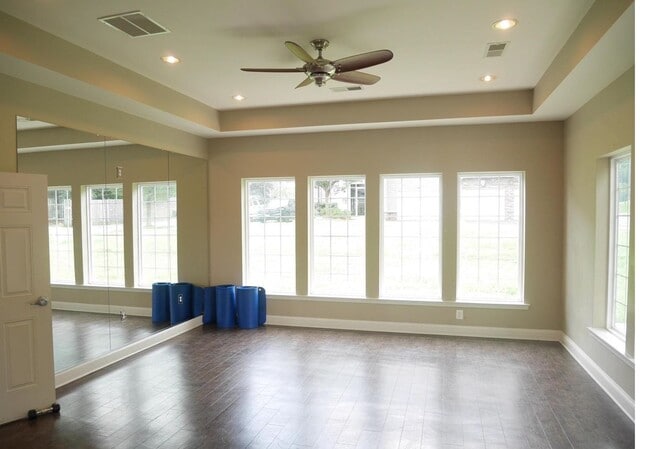 Building Photo - Bright Two Bedroom Condo