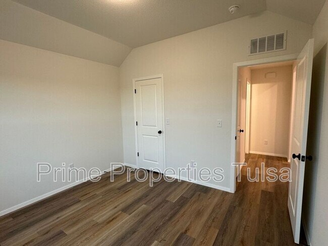Building Photo - 3012 S Redwood Ave