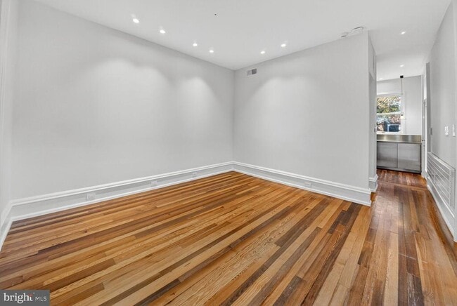 Building Photo - 917 O St NW