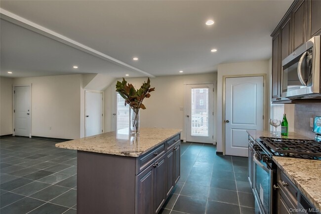 Building Photo - 36 Carney St