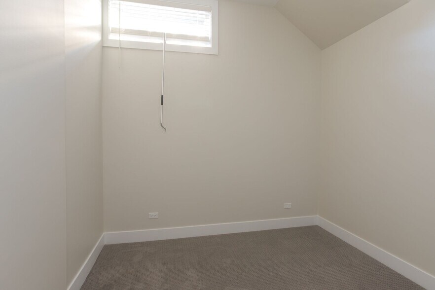 Building Photo - 1402 W Belden Ave