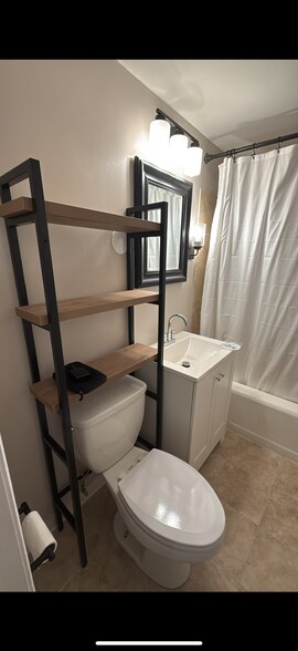 Building Photo - 425 Ferris St